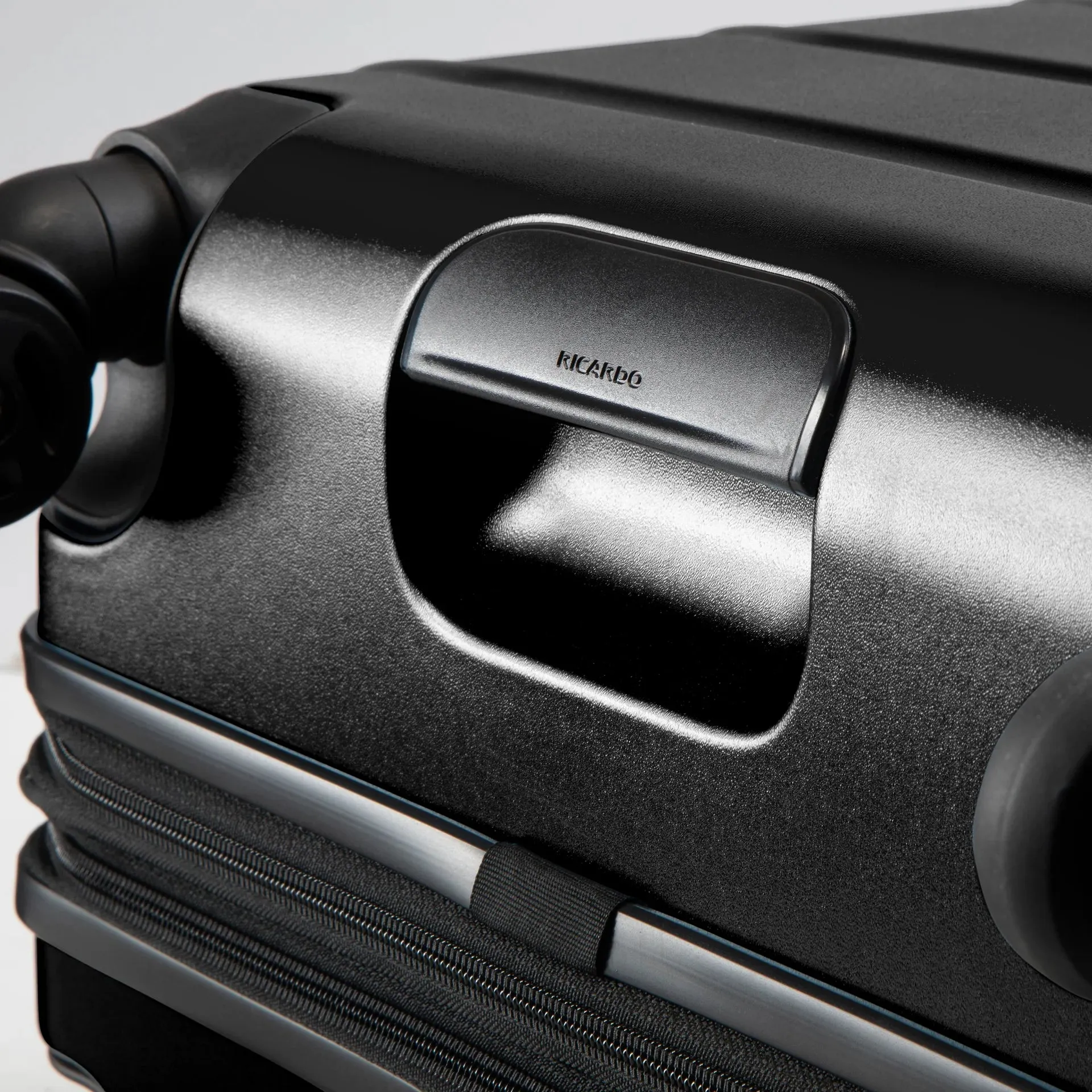 Cambria Large Check-In Expandable Spinner - Black