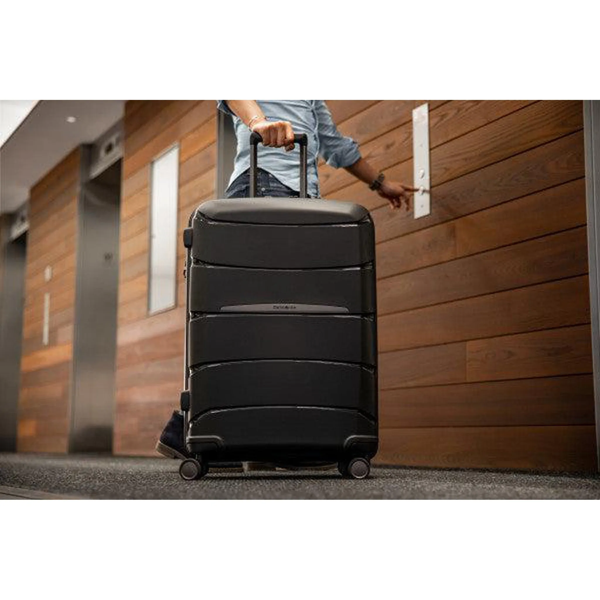 Samsonite Outline Pro 22x14x9 Global Carry-On Spinner